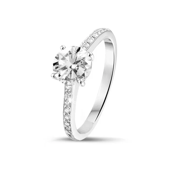 1.00 quilates anillo solitario en oro blanco con 4 grapas y diamantes en los lados 