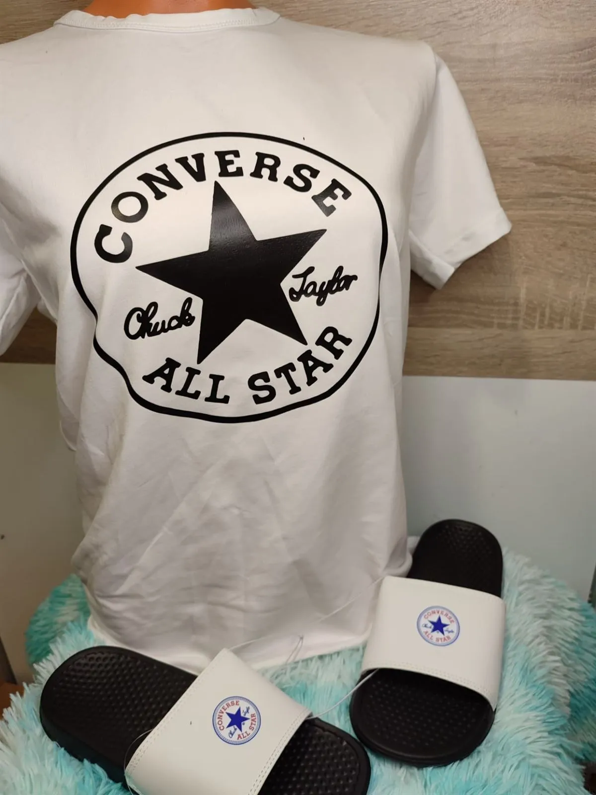 Conjunto camiseta y chanclas Converse
