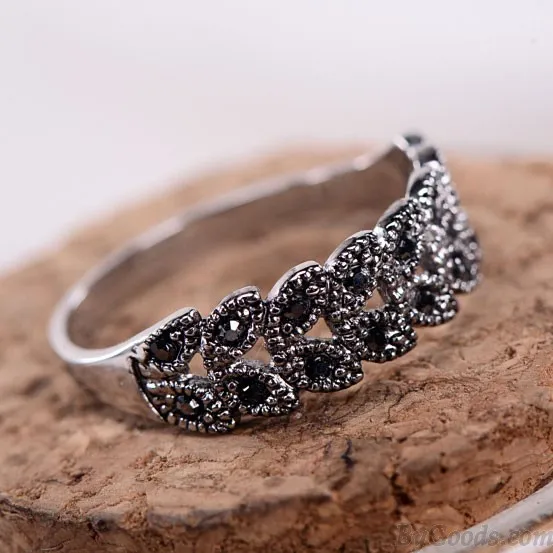 Fashion Hollow Daisy Pattern Rhinestone Rings