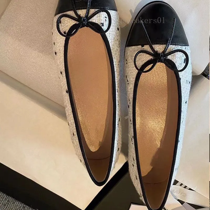 Zapato de diseñador Pisos de ballet Zapatos de vestir Marca Paris Tacones con talón descubierto Sandalias de lujo Mujeres acolch